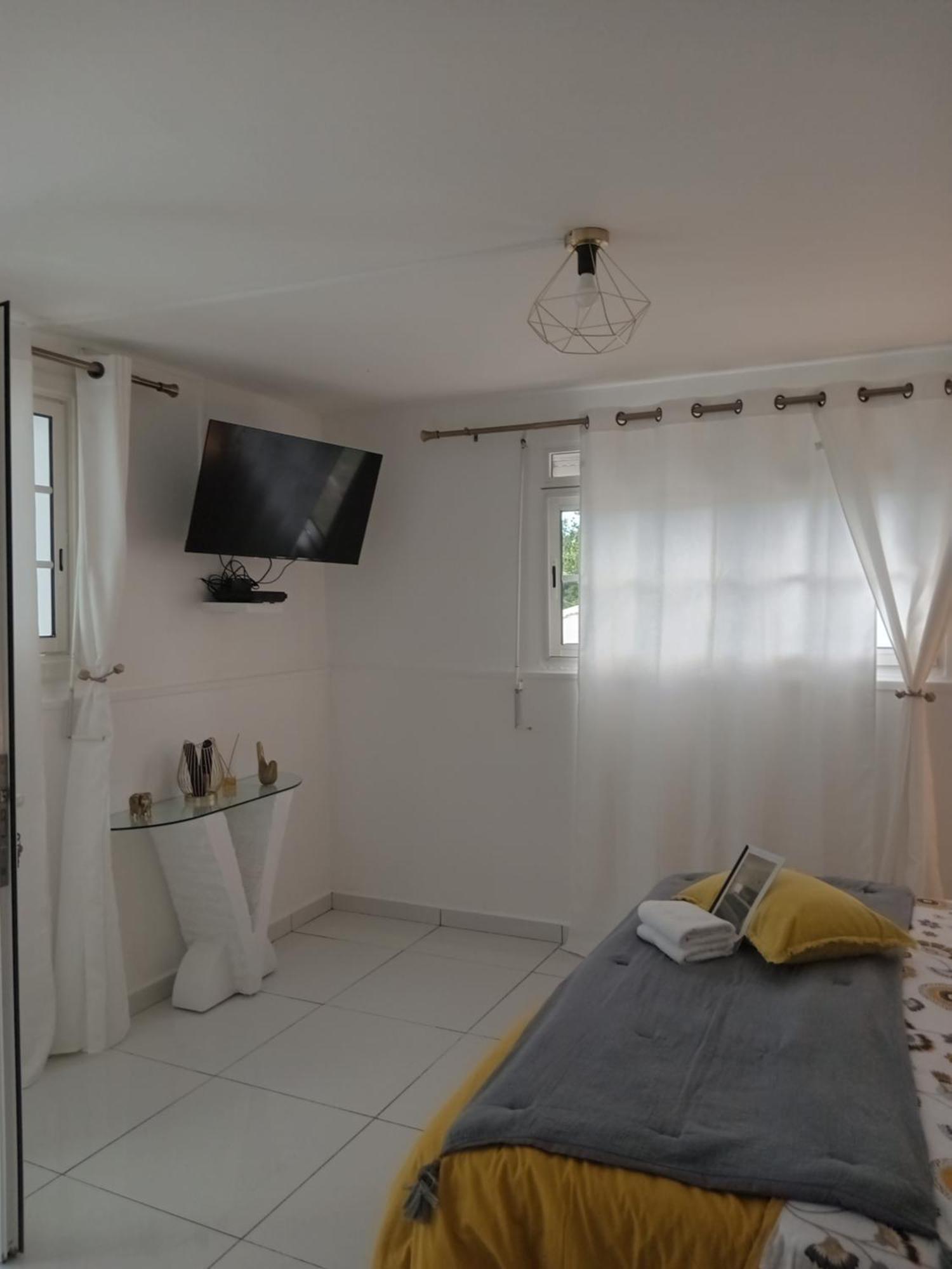 L'Instant Present Bed and Breakfast Le Moule Buitenkant foto